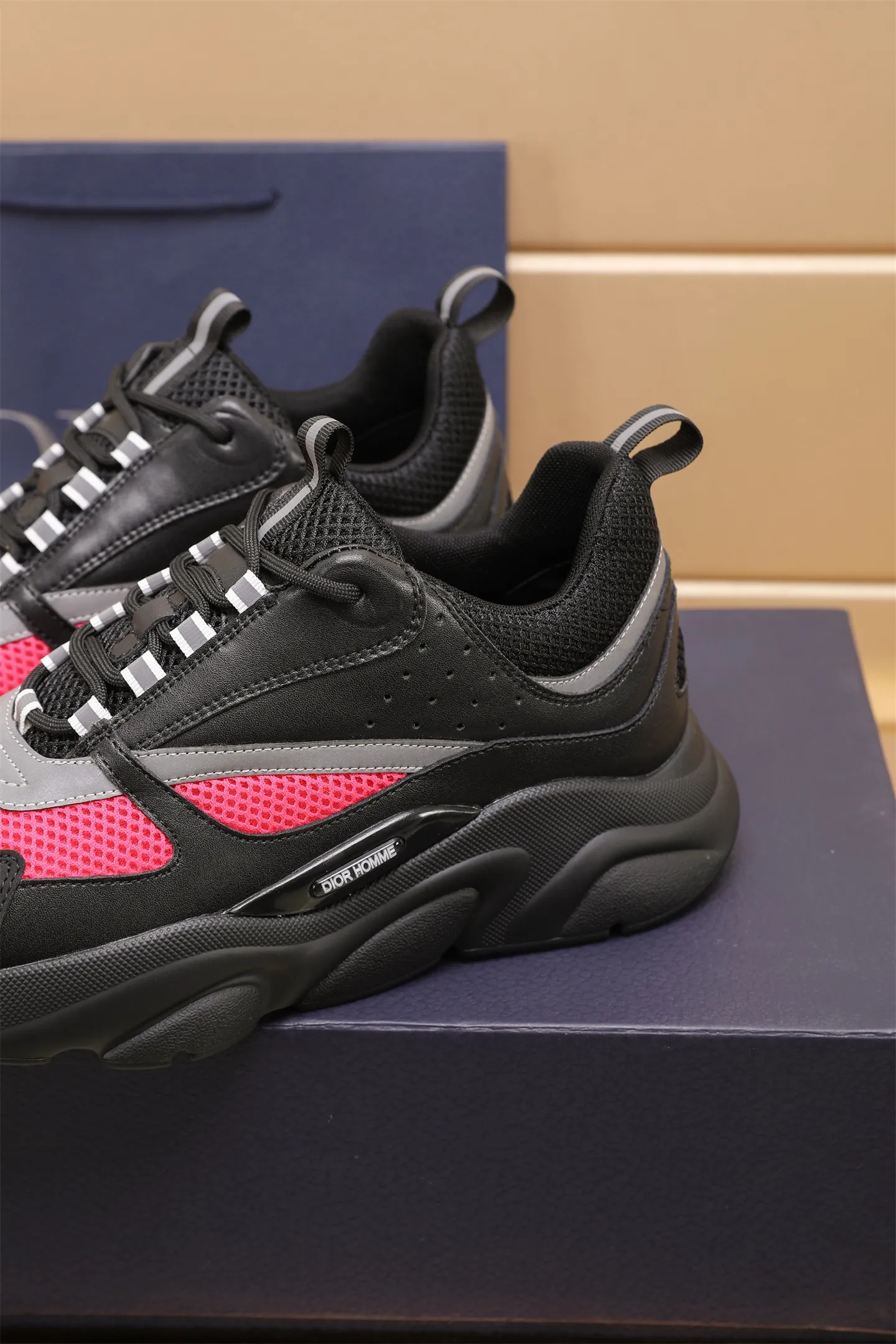 Factory price: 460💰Dior’s top version of D’s b22 men’s sports shoes. Inspired by retro running styles, the chunky low-top silhouette features gray calf leather and blue and white mesh fabric uppers, atop a black, white and blue engraved rubber sole. Nylon ribbon accents the blue mesh tongue and heel counter, and a "dio~" logo appears on the side. Pair it with a suit for a striking contrast and add a sportswear-chic edge to your look. The thick sole can be about 4cm~ Size: 38-45, [46, 47 customized]